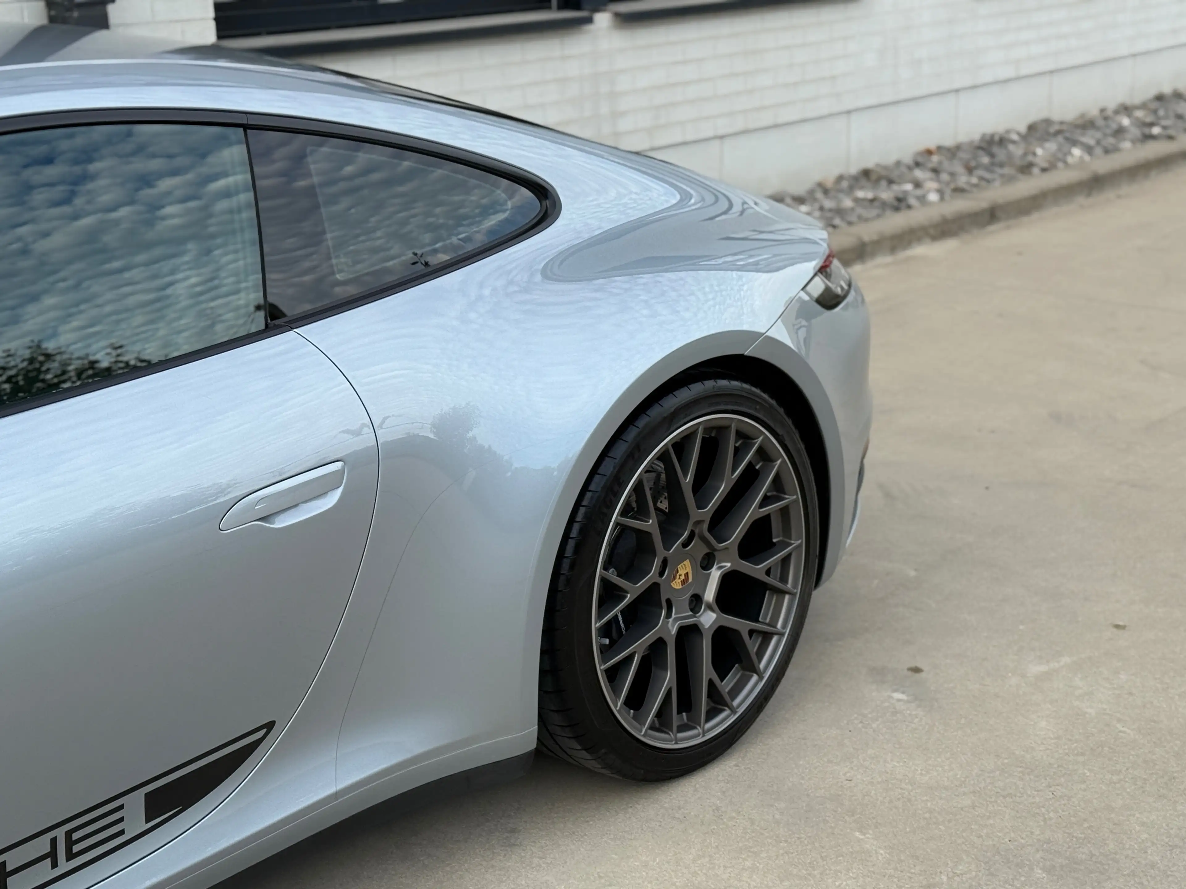 Porsche 911 Carrera 4 — photo 11