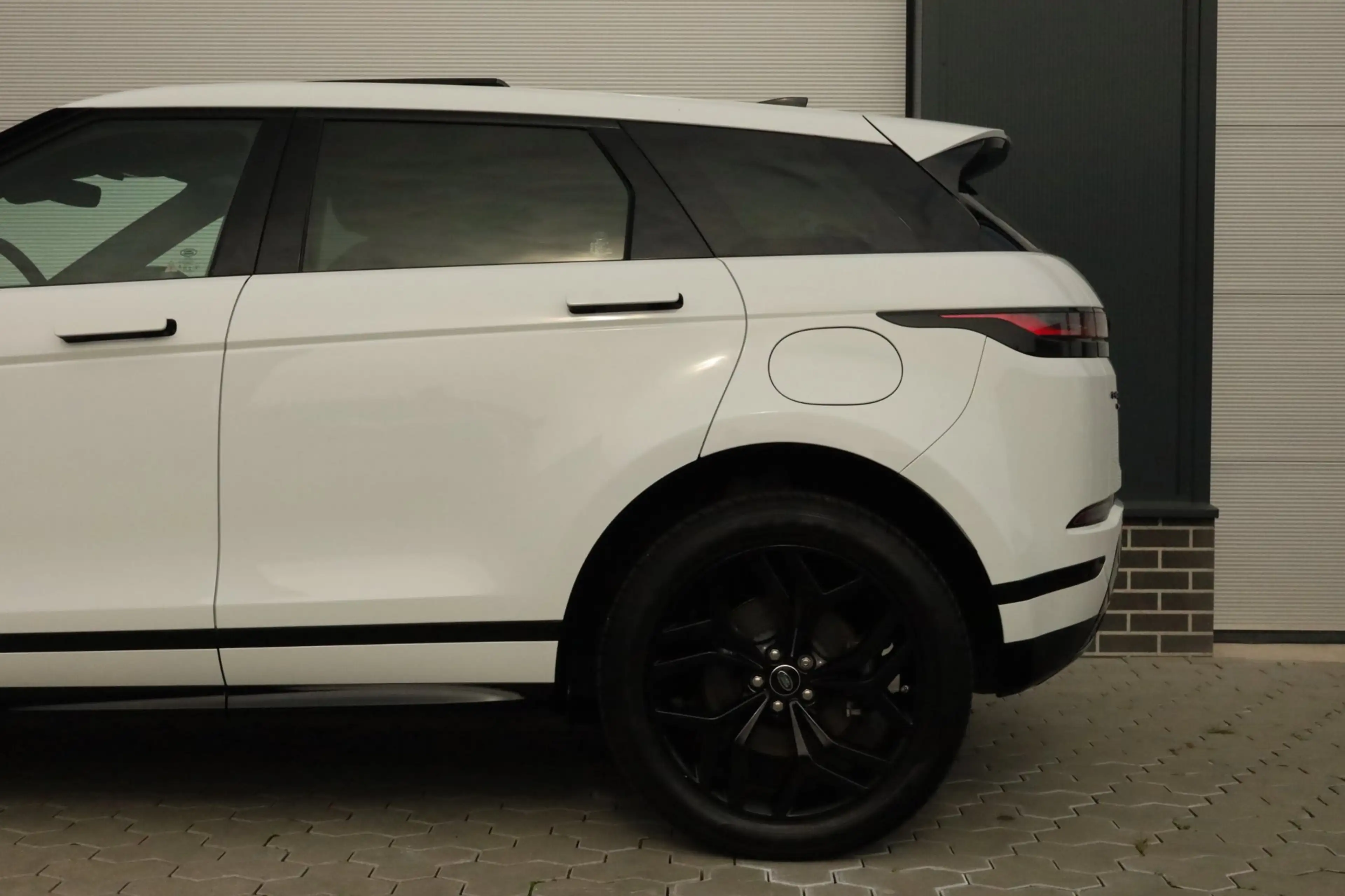 Land Rover Range Rover Evoque 1.5 P300e AWD R-Dynamic SE Pano Carplay Camera — photo 9