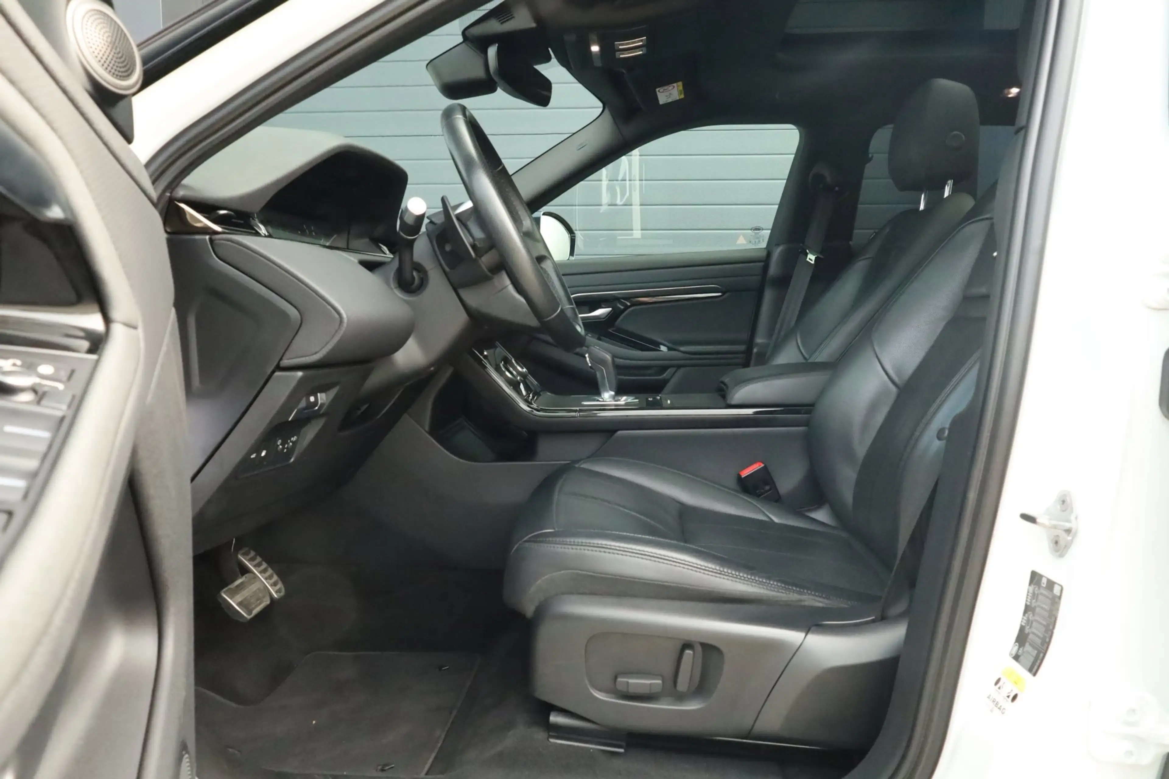 Land Rover Range Rover Evoque 1.5 P300e AWD R-Dynamic SE Pano Carplay Camera — photo 14
