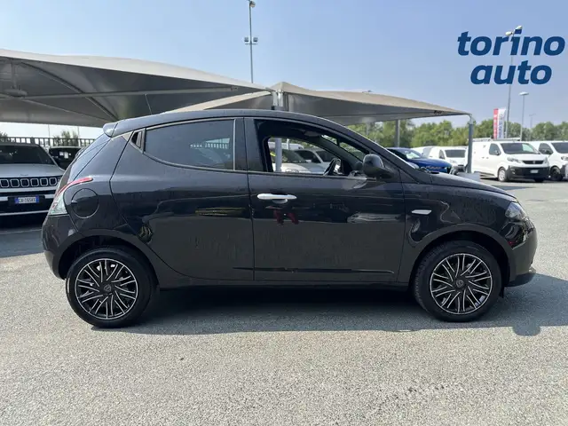 Lancia Ypsilon view 8