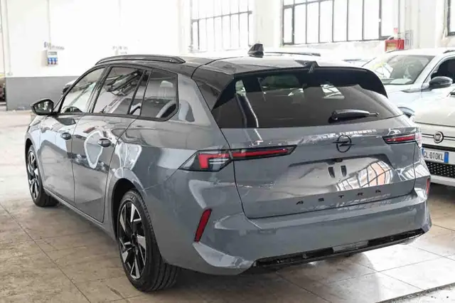 Opel Astra view 4