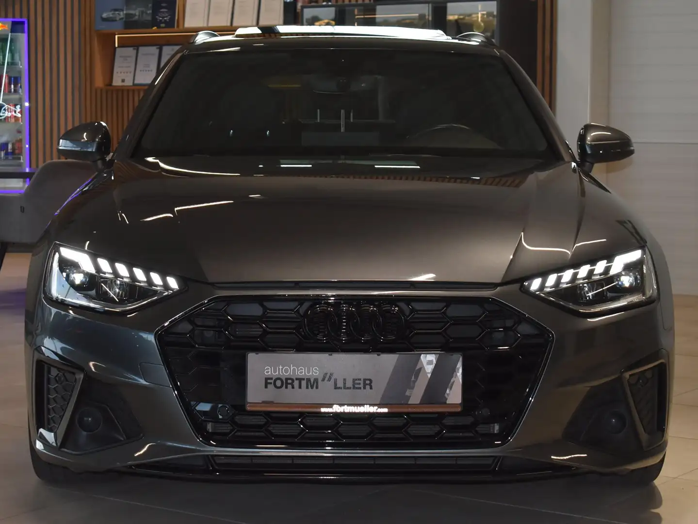 Audi A4 Avant 30 TDI //S line //Panorama Grau - 2