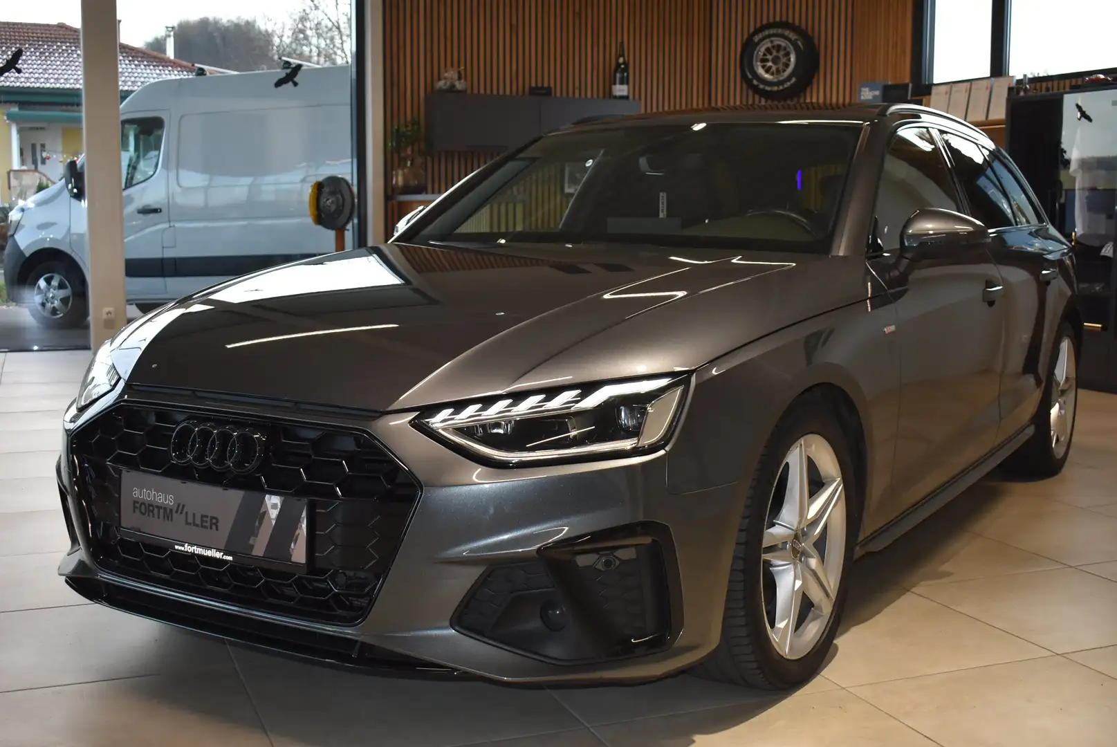 Audi A4 Avant 30 TDI //S line //Panorama Grau - 1