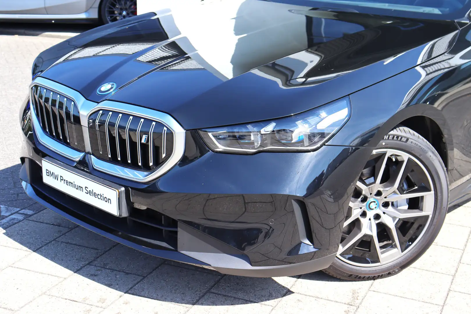 BMW i5 eDrive40 / Adaptieve LED / Parking Assistant Plus Zwart - 2