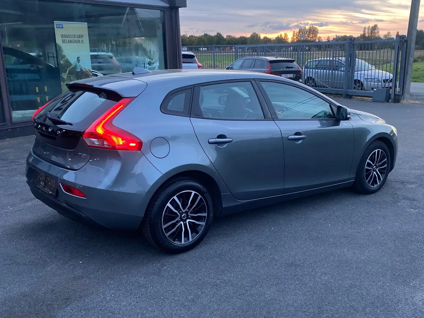 Volvo V40 V40 black edition benzine Grijs - 2