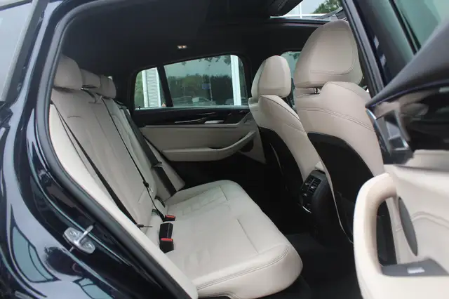 BMW X4 view 10