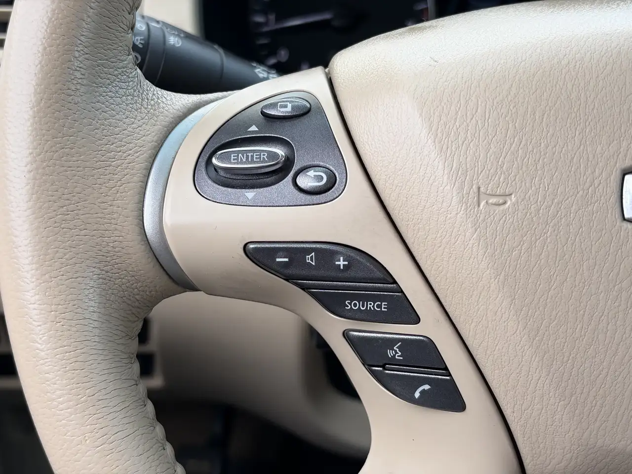 Nissan Pathfinder снимка Nissan Pathfinder