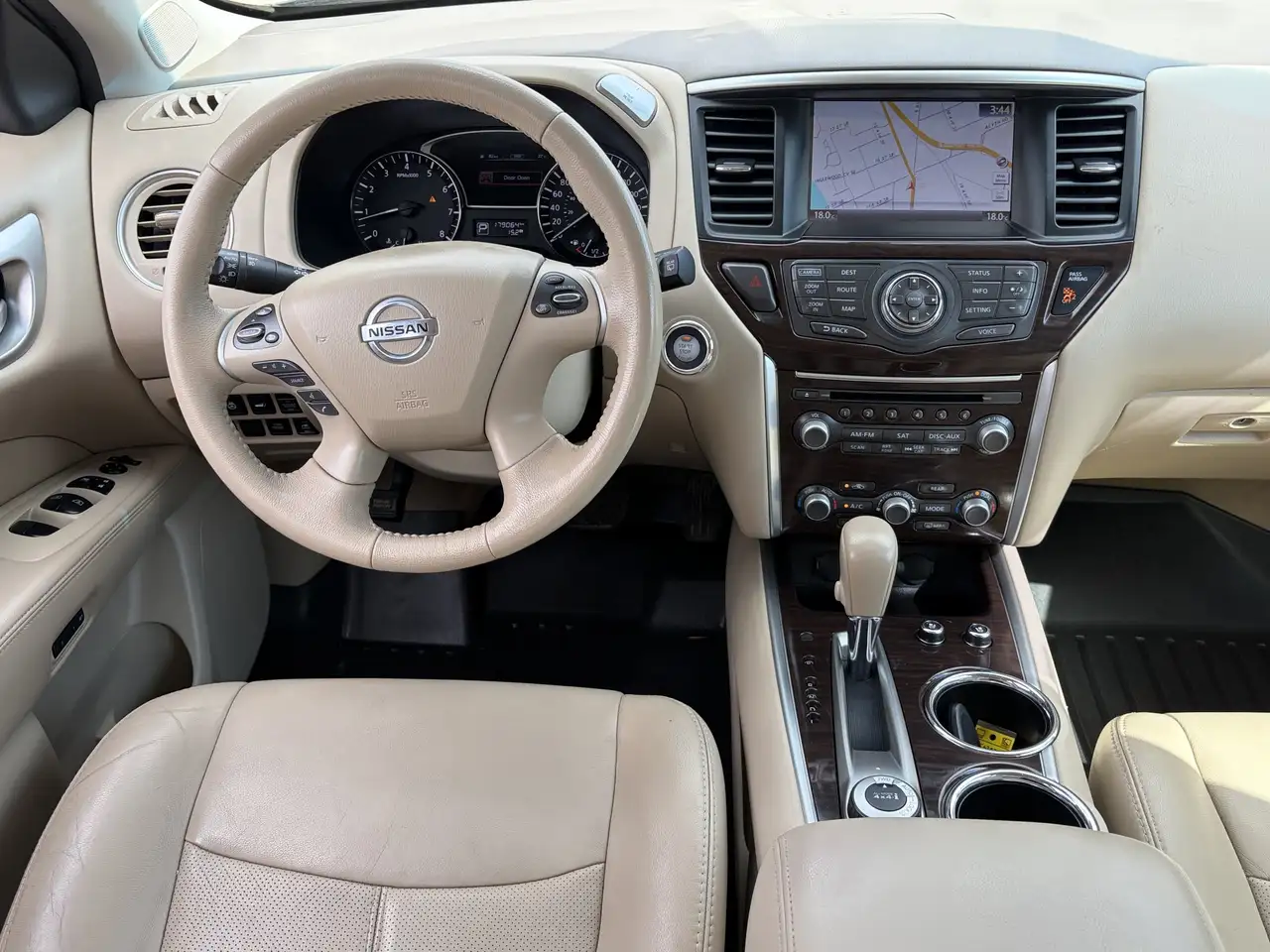 Nissan Pathfinder снимка Nissan Pathfinder