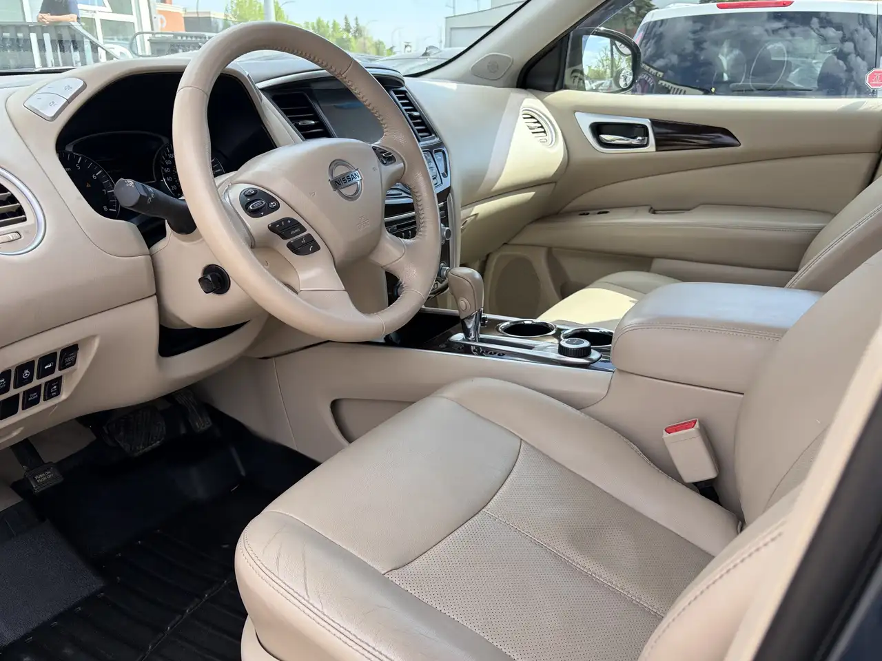 Nissan Pathfinder снимка Nissan Pathfinder