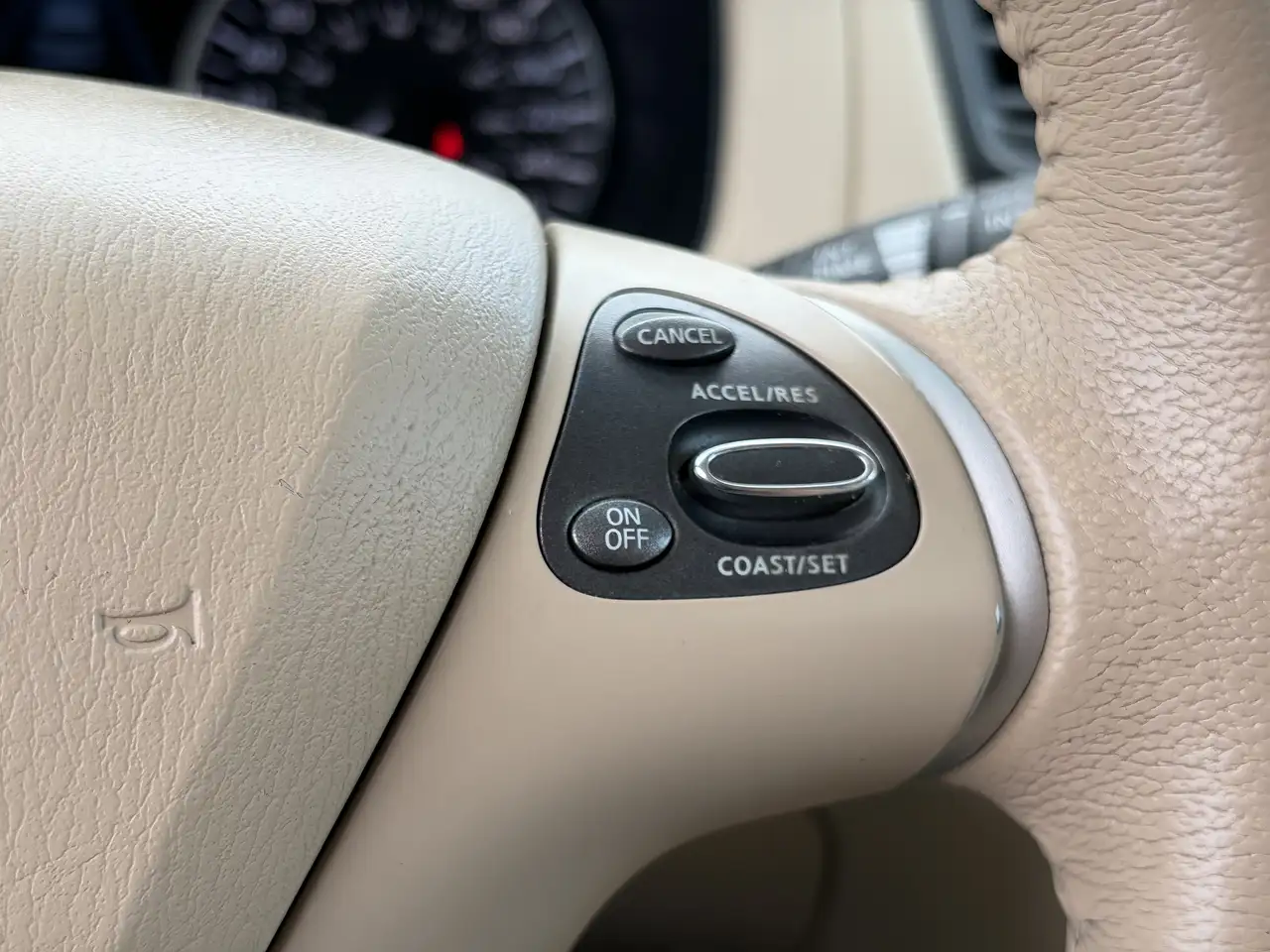 Nissan Pathfinder снимка Nissan Pathfinder