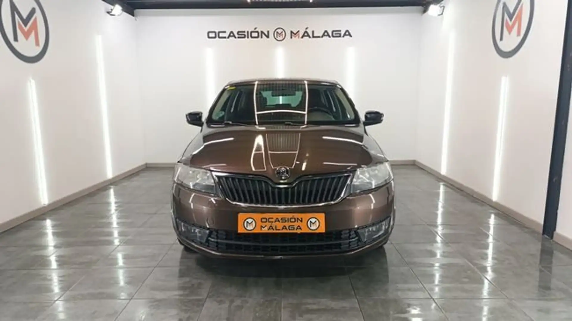 Skoda Rapid/Spaceback 1.4TDI CR Style DSG Marrón - 2