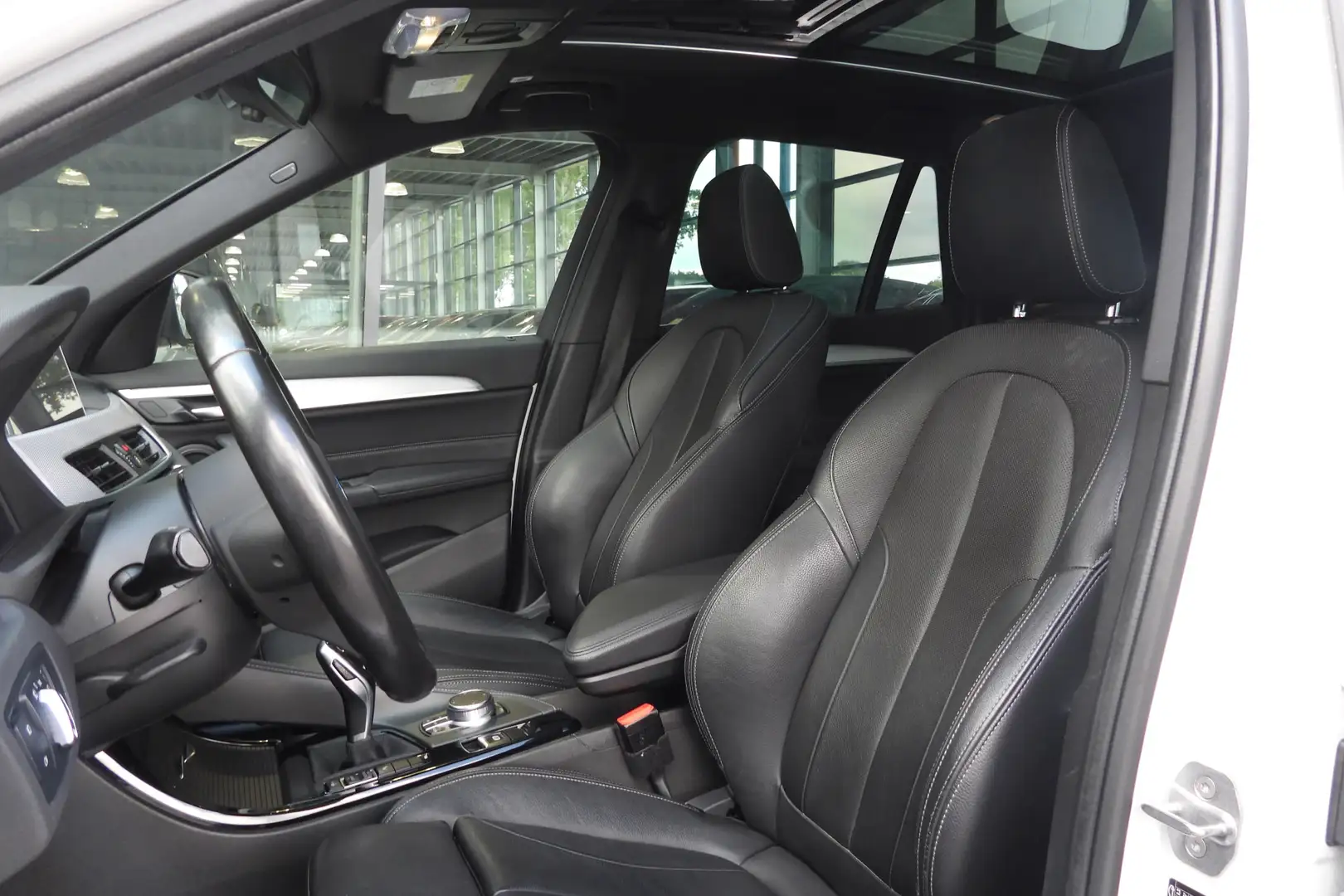 BMW X1 sDrive20i High Executive M Sport Automaat / Panora Blanc - 2