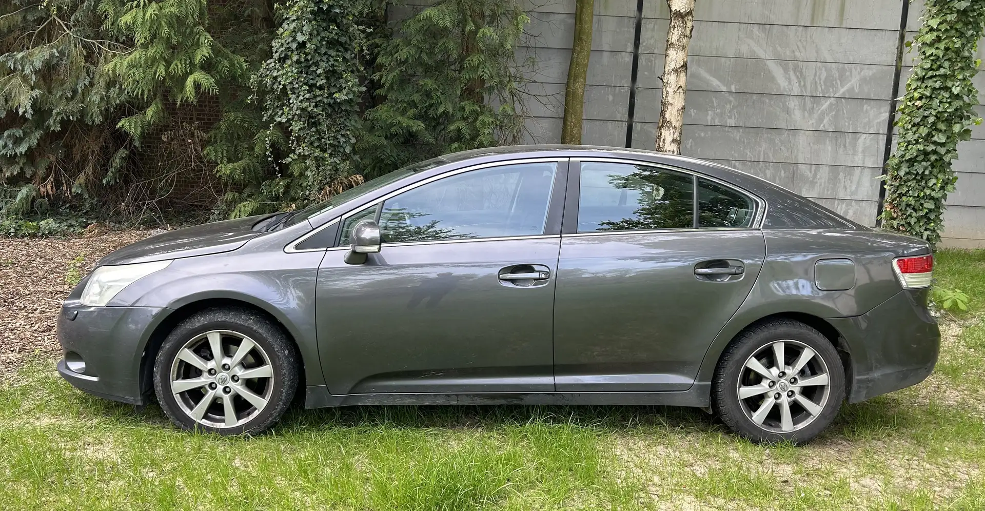 Toyota Avensis 2.0 D-4D Sol , Cuir Gris - 1
