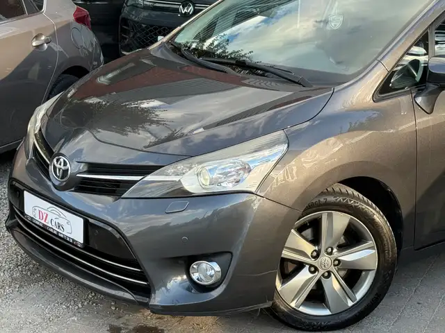 Toyota Verso view 3
