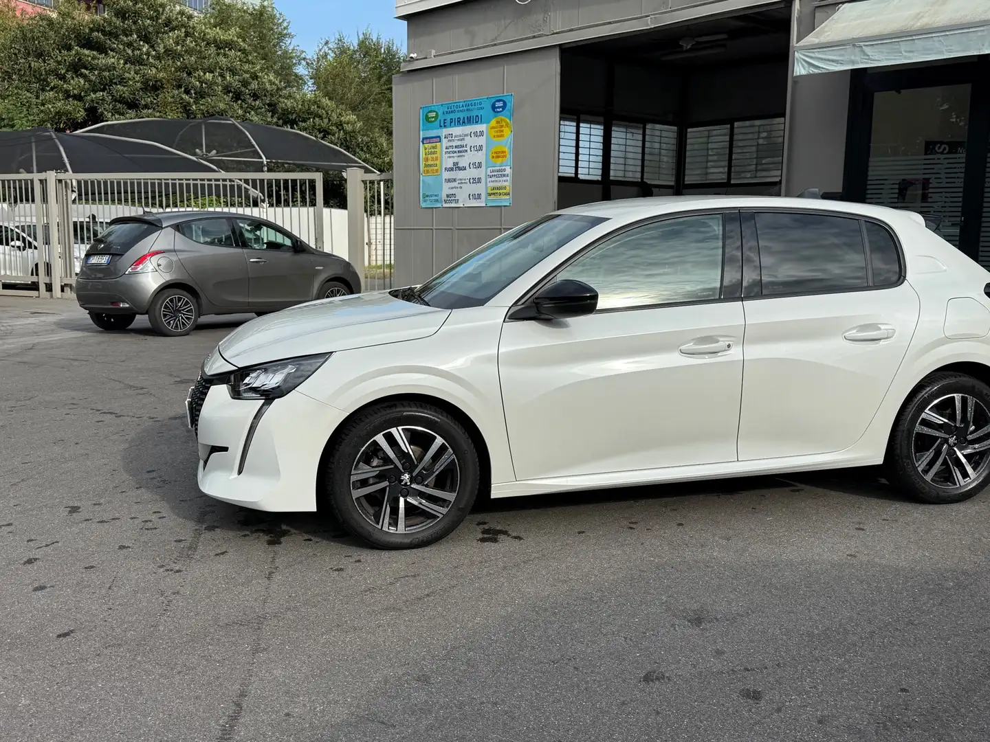 Peugeot 208 1.2 puretech Allure Pack s&s 75cv Bianco - 2
