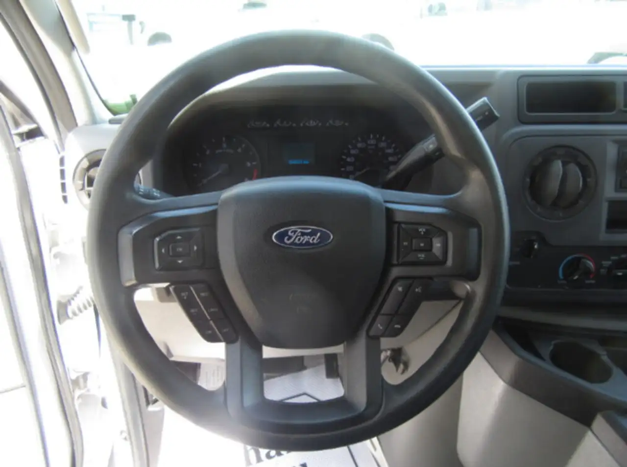 Ford E-450 Super Duty DRW снимка Ford E-450 Super Duty DRW