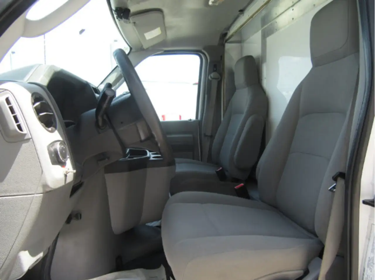 Ford E-450 Super Duty DRW снимка Ford E-450 Super Duty DRW