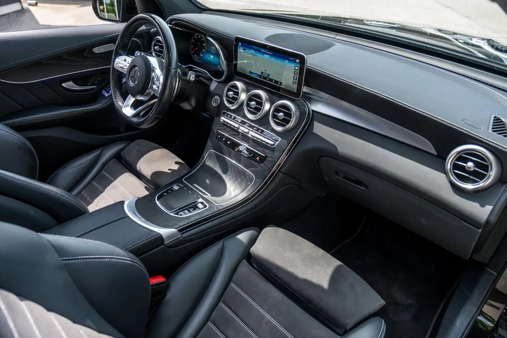 Mercedes-Benz GLC 300 Coupé 300e 4MATIC Business Solution AMG Panorama N Zwart - 2
