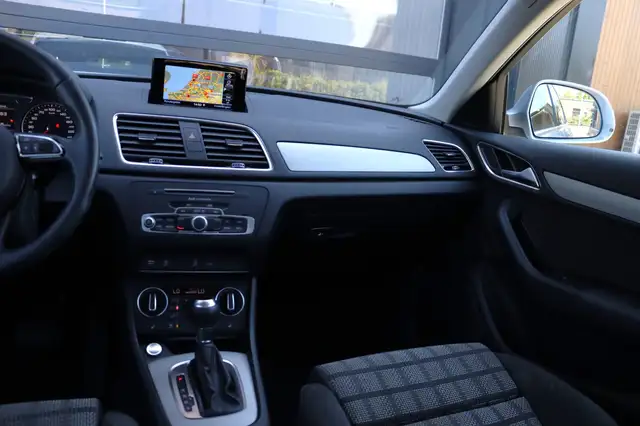 Audi Q3 view 8