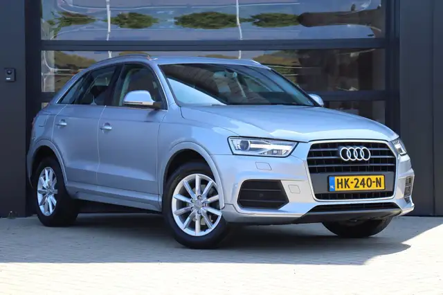 Audi Q3 view 6