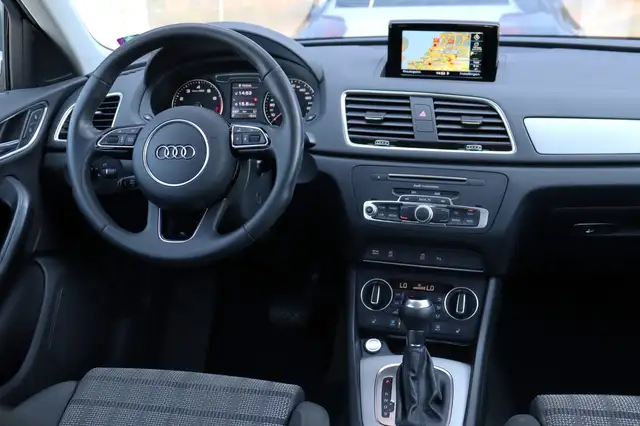 Audi Q3 view 18