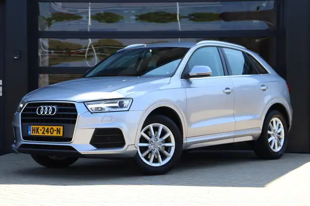 Audi Q3 view 5