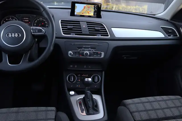 Audi Q3 view 19