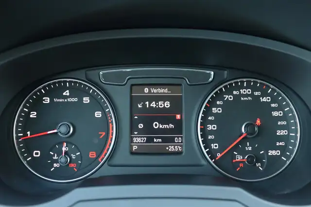 Audi Q3 view 13