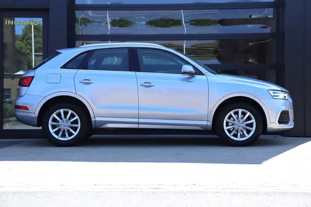 Audi Q3 view 9