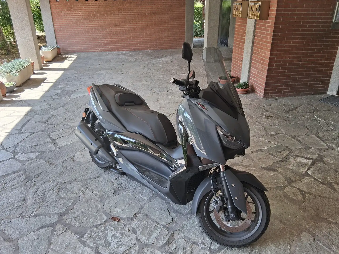 Yamaha X-Max 300 Tech Max Szürke - 1