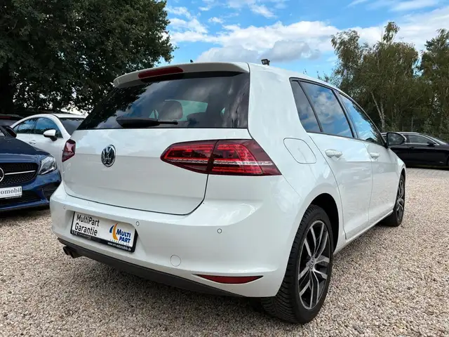 Volkswagen Golf view 4