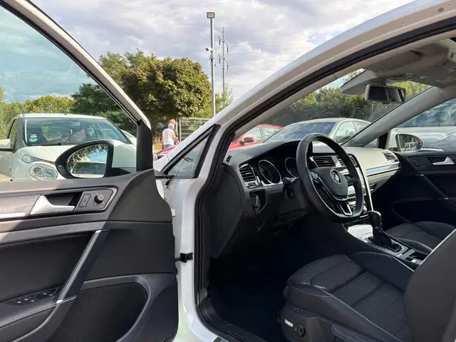 Volkswagen Golf view 8