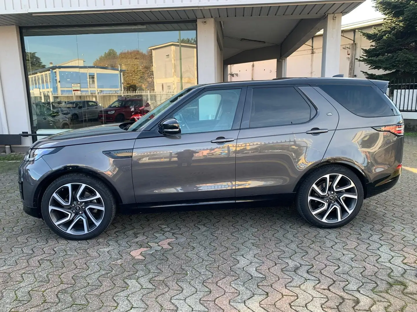 Land Rover Discovery 3.0 td6 HSE 249cv 7POSTI 4X4 aut IVA DETRAIBILE Grigio - 1