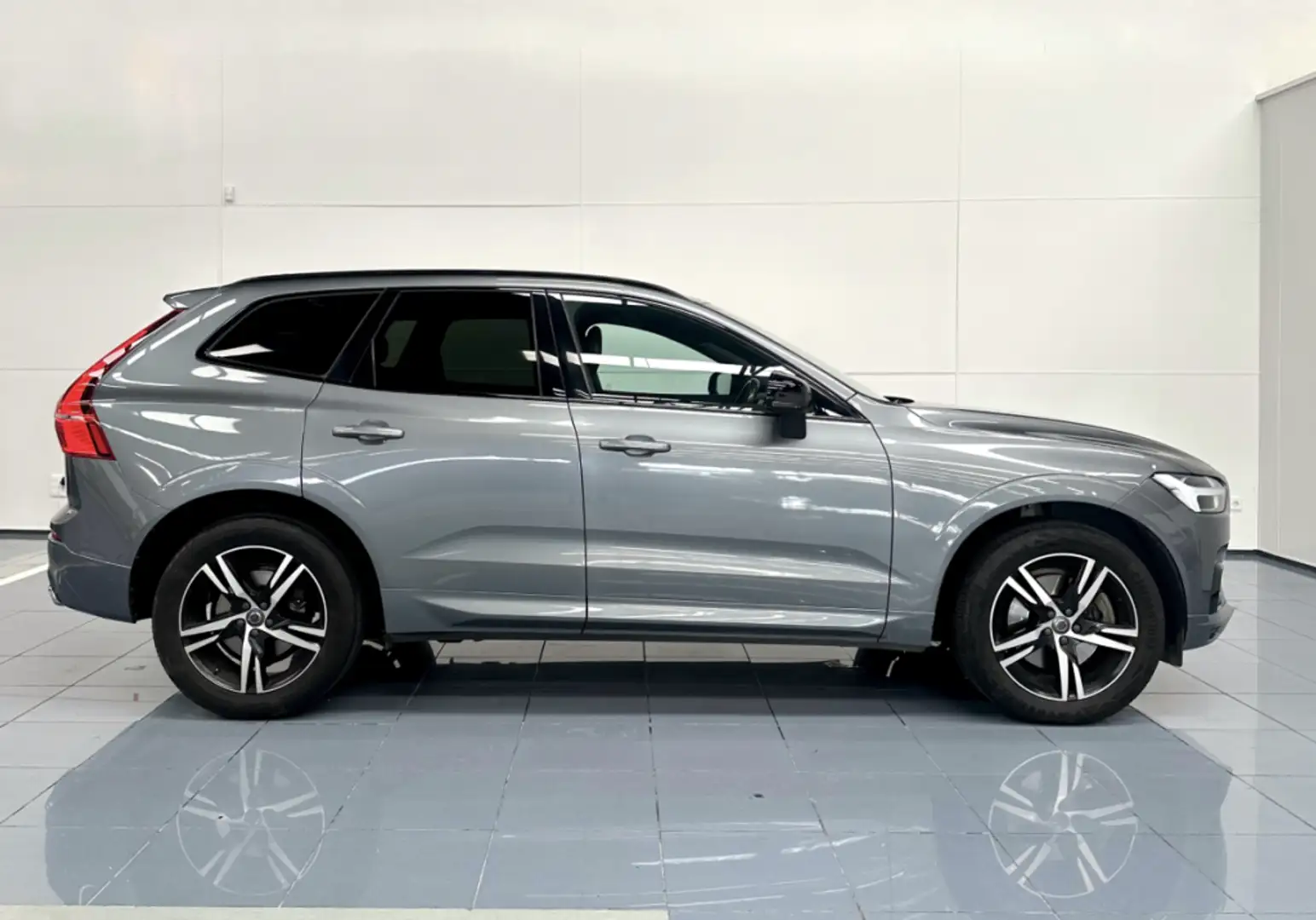 Volvo XC60 T4 R-Design Aut. 190 Gris - 2