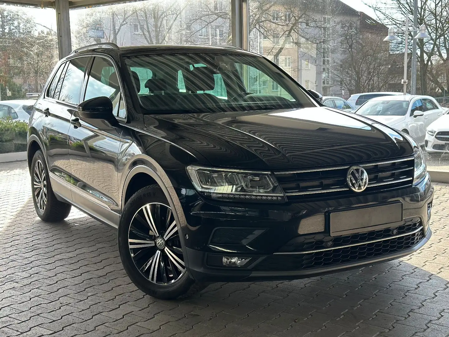 Volkswagen Tiguan 2.0 TDI DSG Highline * Top Ausstattung * Zwart - 1