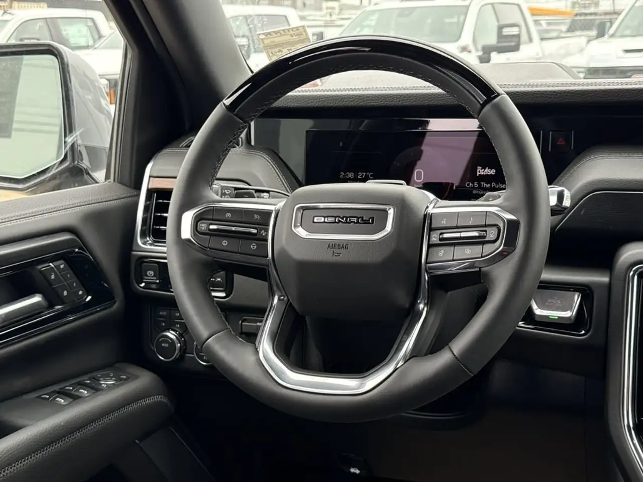 GMC Yukon снимка GMC Yukon