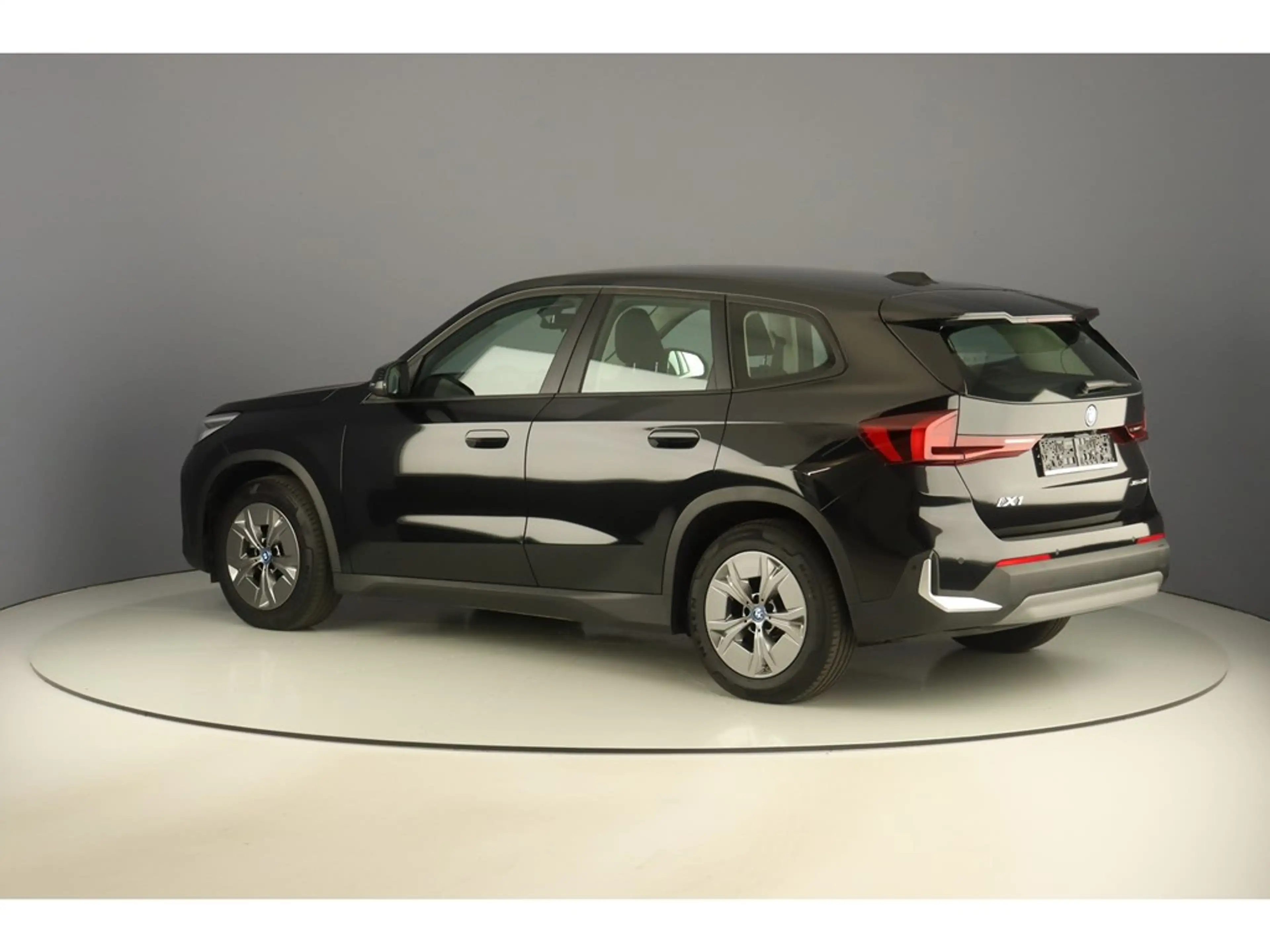 BMW iX1 xDrive30 313pk — photo 3