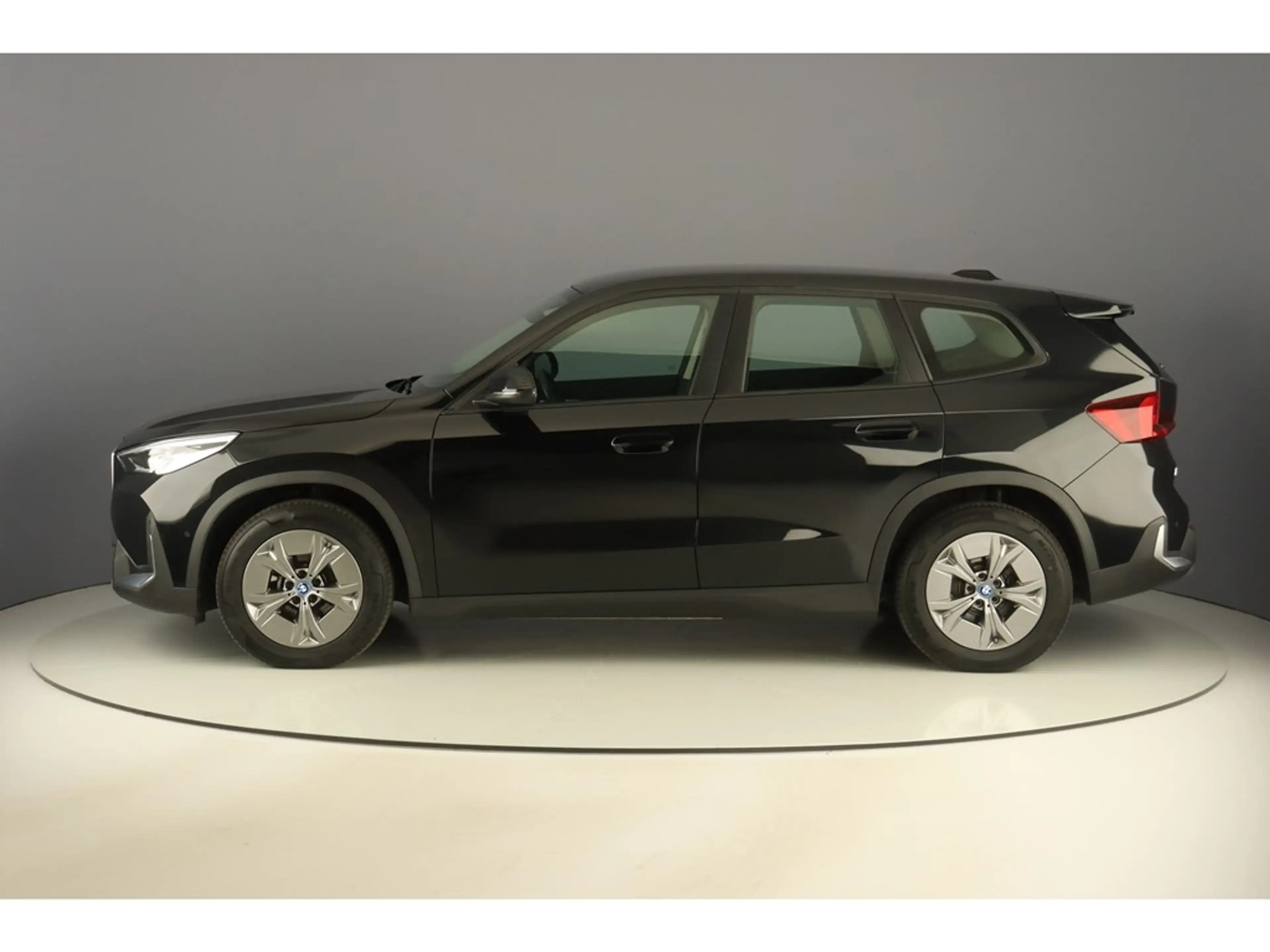 BMW iX1 xDrive30 313pk — photo 2