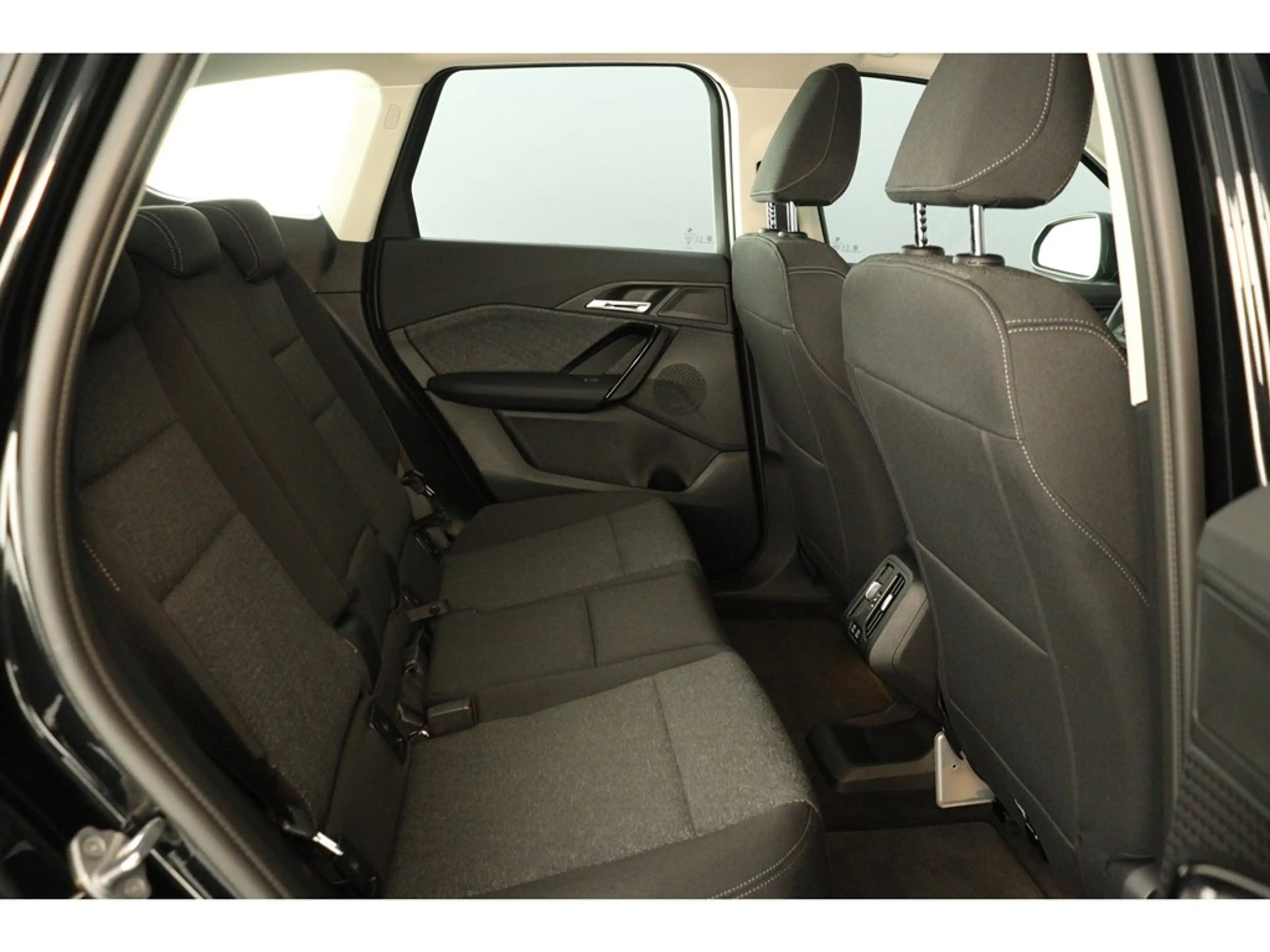 BMW iX1 xDrive30 313pk — photo 12
