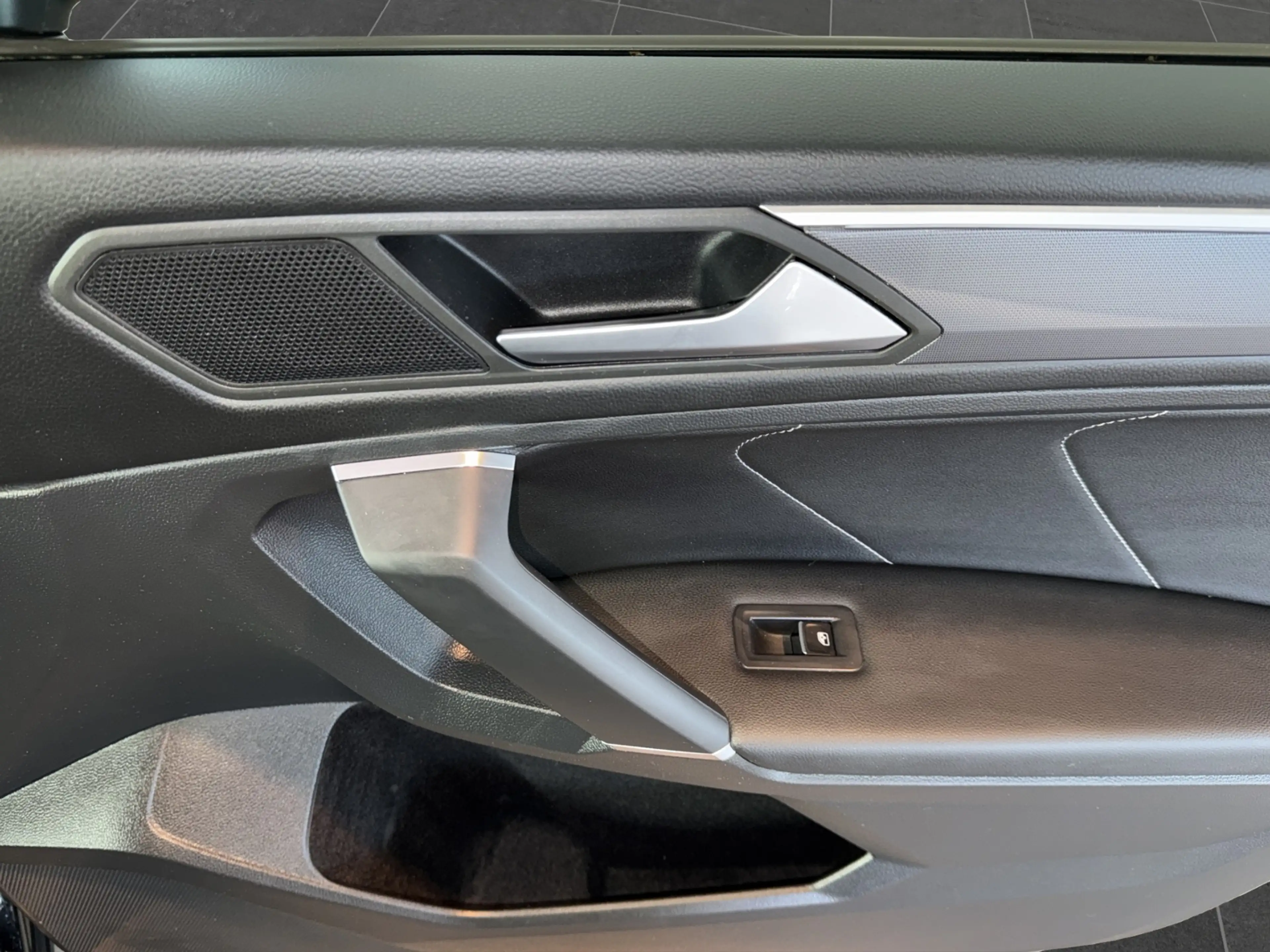 Volkswagen Tiguan Allspace HL R-Line 2.0TSI 4M *AHK*DCC*LED* — photo 14