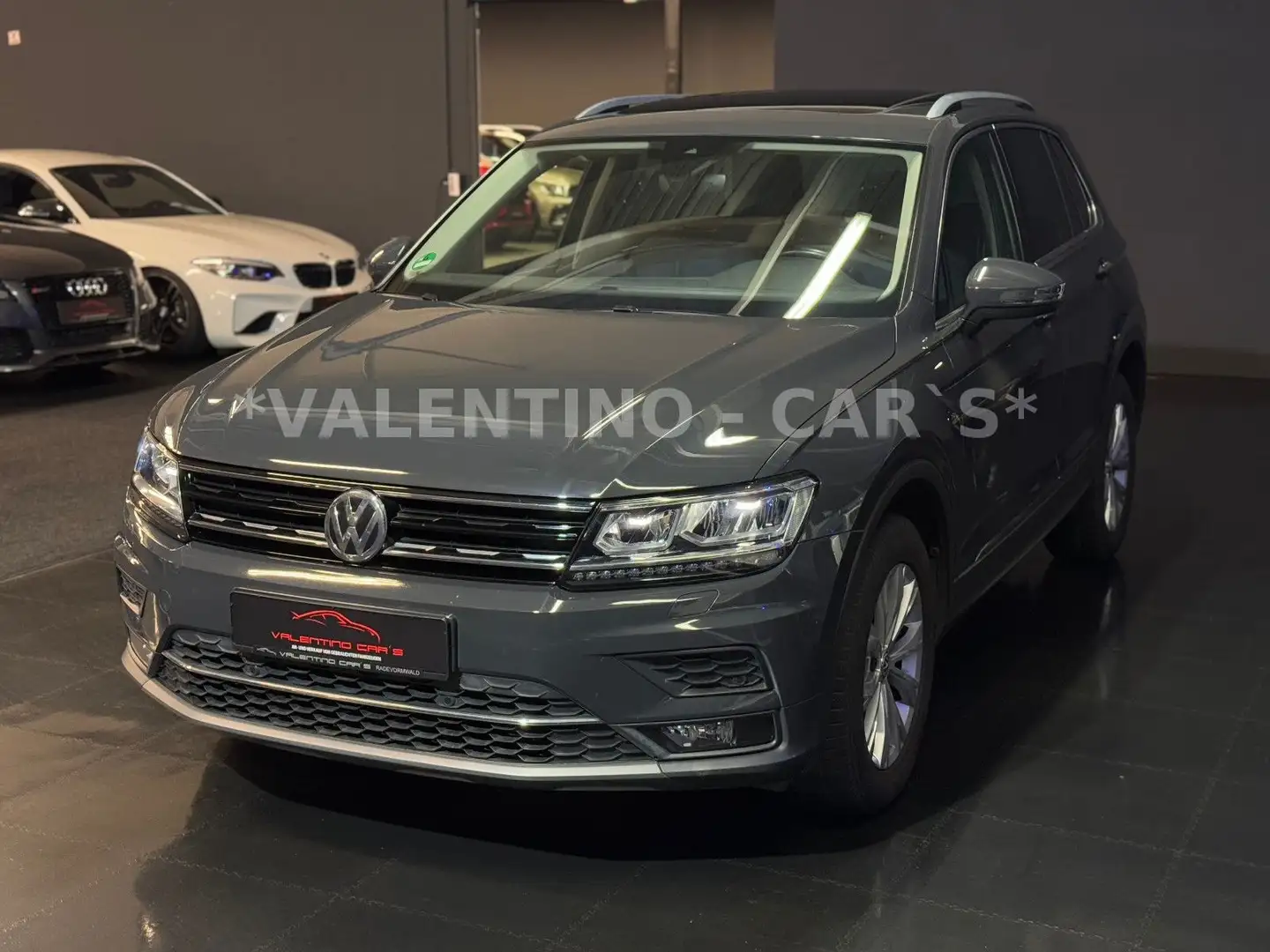 Volkswagen Tiguan Highline DSG/4M/Virtual/Pano/ACC/Navi/Lhz Gris - 2