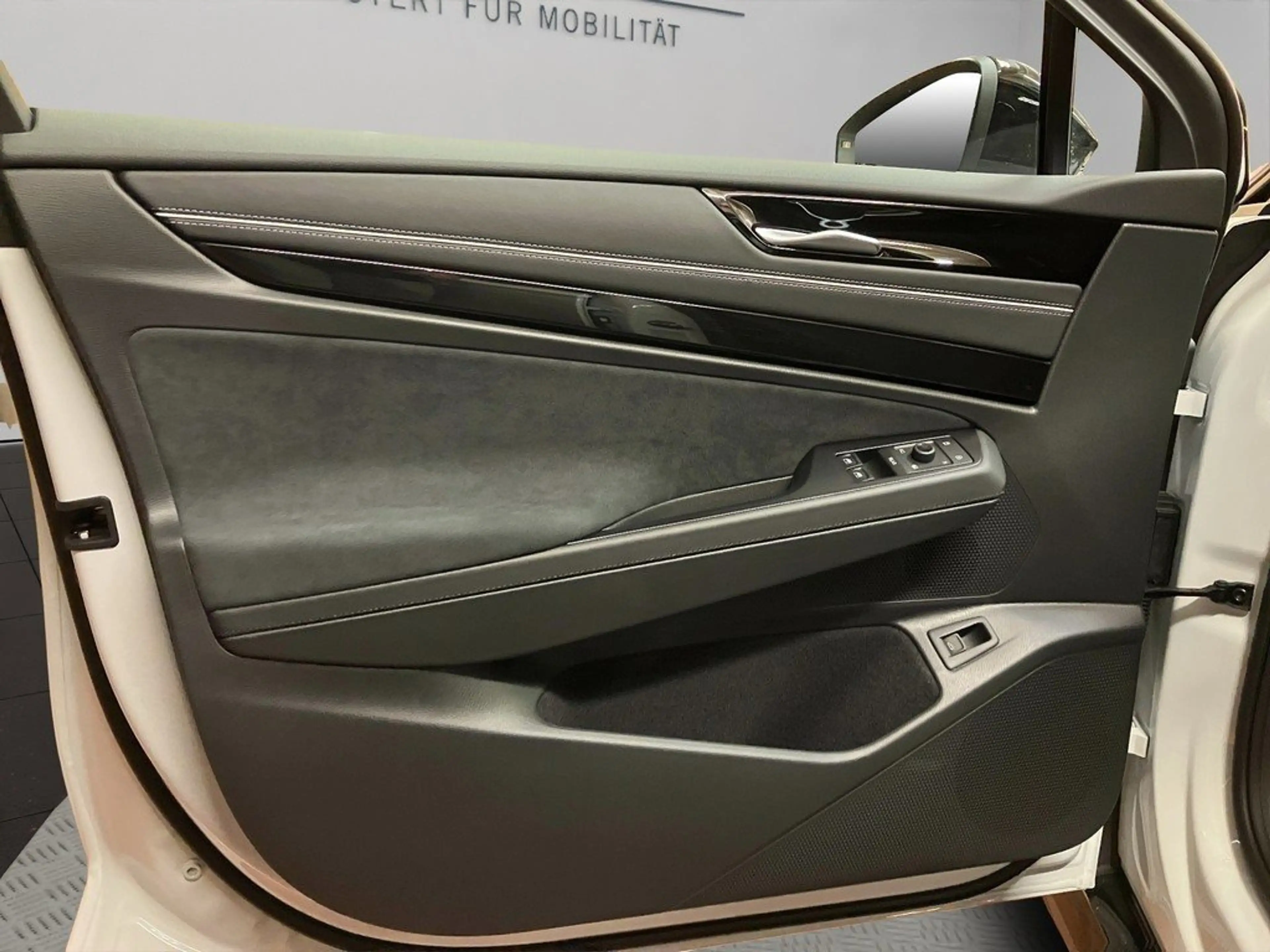 Volkswagen ID.7 Tourer Pro 210 kW Matrix ACC 360° AHK Navi — photo 8
