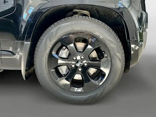 Land Rover Defender view 9