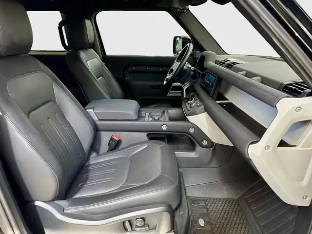 Land Rover Defender view 3