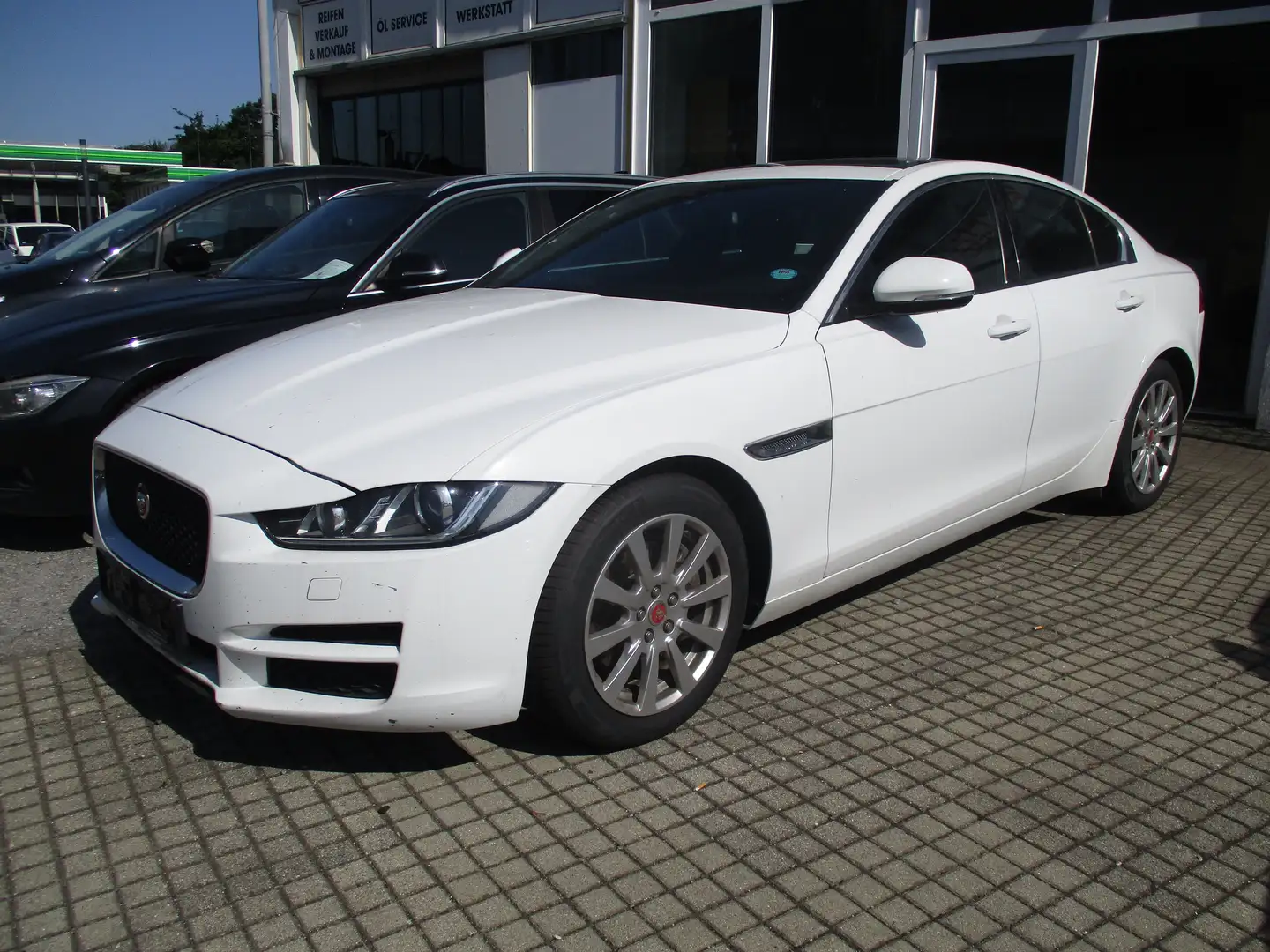 Jaguar XE Pure Weiß - 1