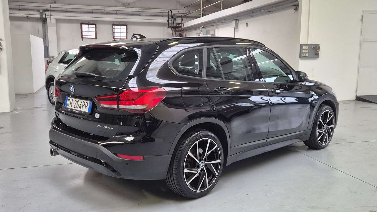 BMW X1 xdrive25e 220CV auto CERCHI 19"-FULL LED-DAB