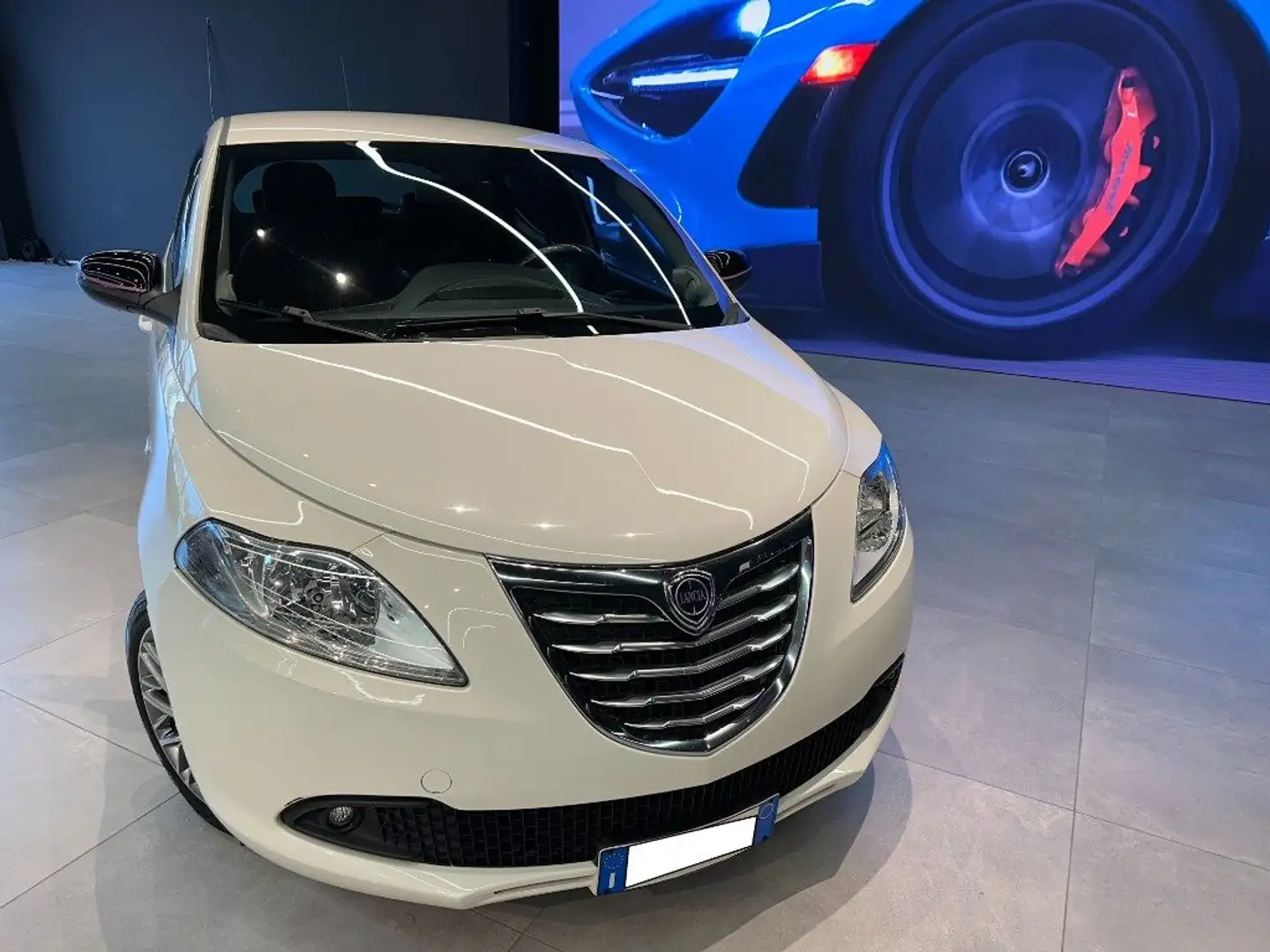 Lancia Ypsilon 1.2 69 CV 5 porte GPL Ecochic Gold Blanco - 2