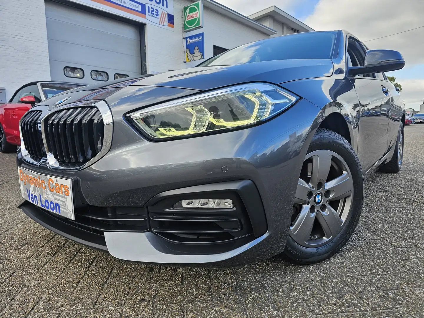 BMW 118 Aut. Advantage, Adaptieve lampen, Carplay, Led Grau - 1