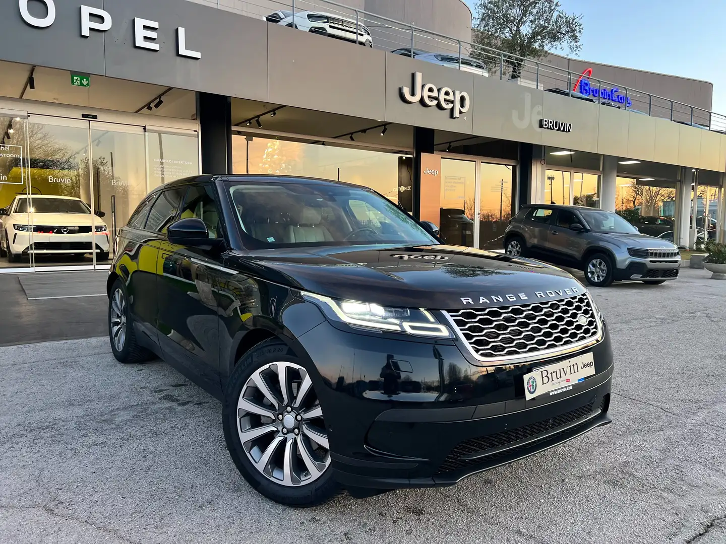 Land Rover Range Rover Velar Range Rover Velar 2.0 i4 SE 240cv auto Noir - 1