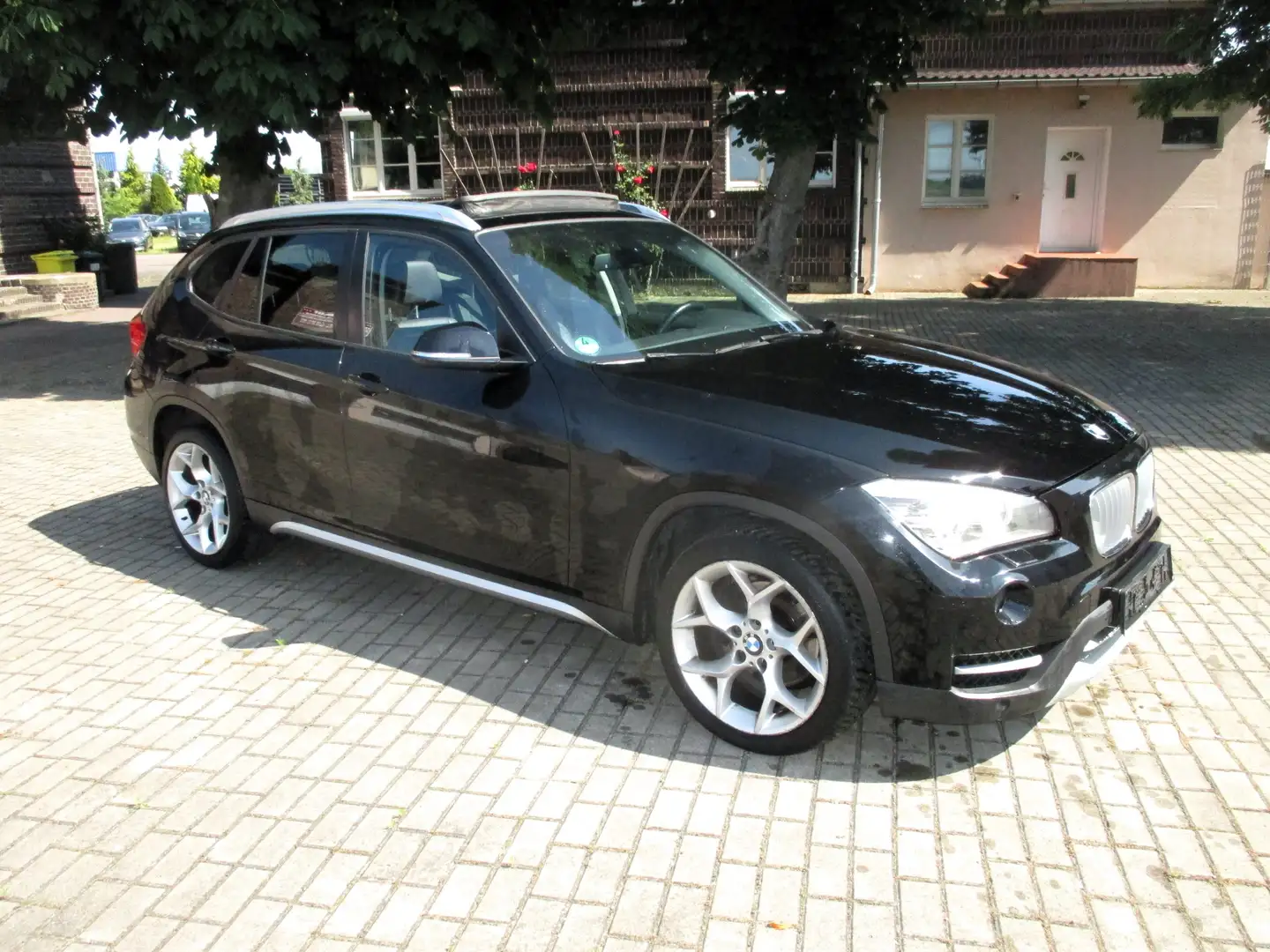 BMW X1 X1 xDrive20d xLine*Panorama*Automatic*Leder*Xenon Schwarz - 2